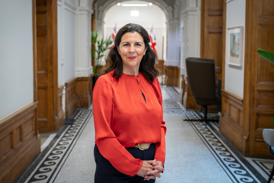 Imagem relacionada à notícia: Governo nomeia Emma Jones CBE como nova Comissária de Pequenas Empresas para ajudar a lidar com pagamentos atrasados