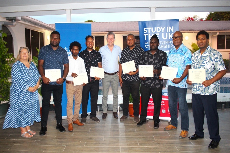 Sua Excelência Paul Turner recebe casa Chevening Alumni