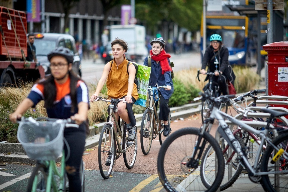 Ciclismo e boom de caminhada com £4.5 bilhões para milhares de novas rotas e cruzamentos mais seguros