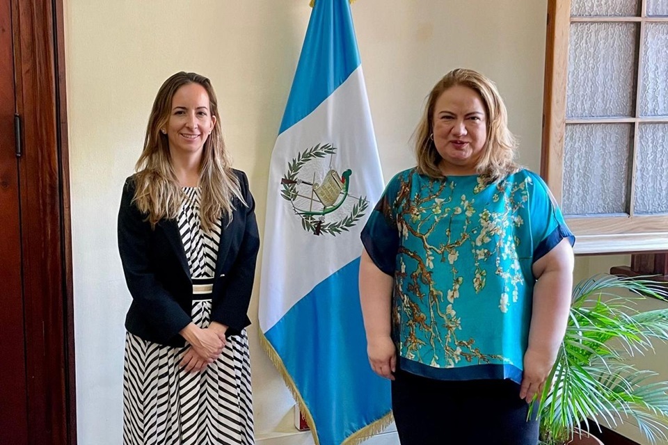 Embaixadora do Reino Unido encomendo a vice-ministro guatemalteca Mayda De León pela liderança na prevenção da violência e reforma de segurança