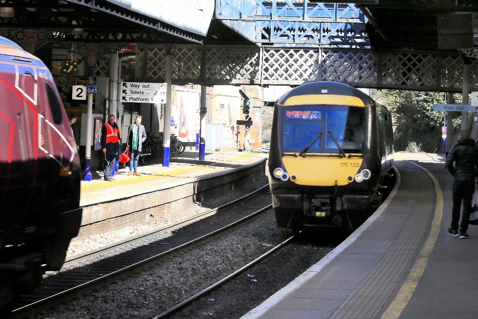 Governo revela medidas eficazes para salvar vidas e prevenir suicídios ferroviários
