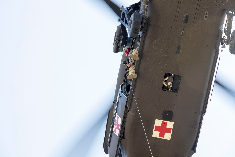 Imagem relacionada à notícia: Força-tarefa Médico e Força-tarefa Aviação Fortalecer o Suporte no Camp Butmir, Bósnia