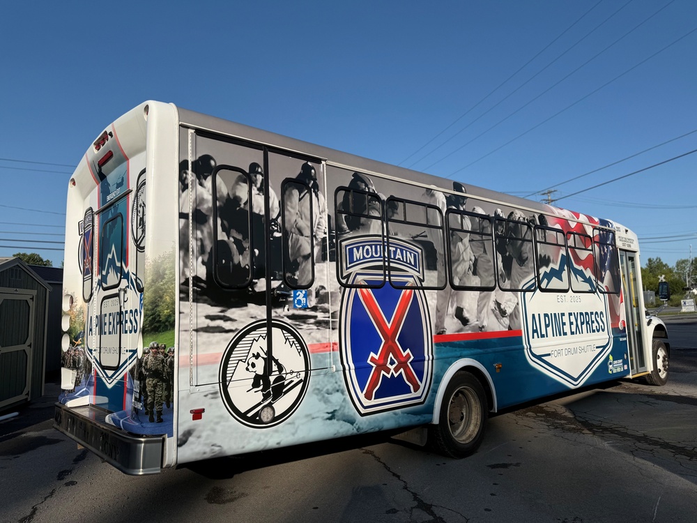 Imagem relacionada à notícia: Fort Drum para lançar o serviço de ônibus Alpine Express, fornecendo à comunidade transporte gratuito no posto