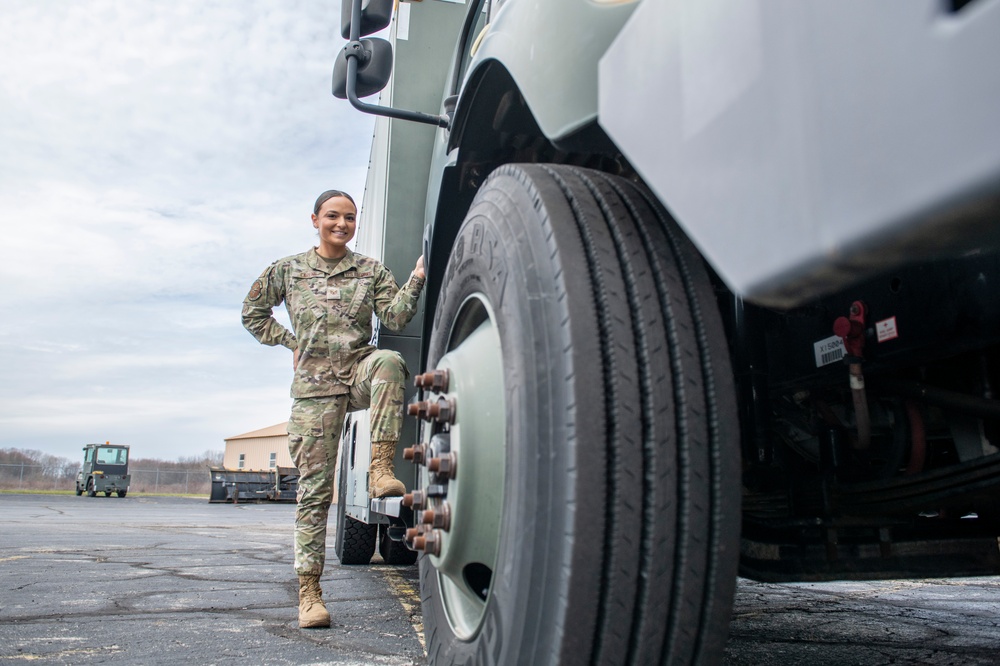 Imagem relacionada à notícia: Confiança em Uniforme: Como Staff Sgt. Carene tornou-se um piloto notável do Ano