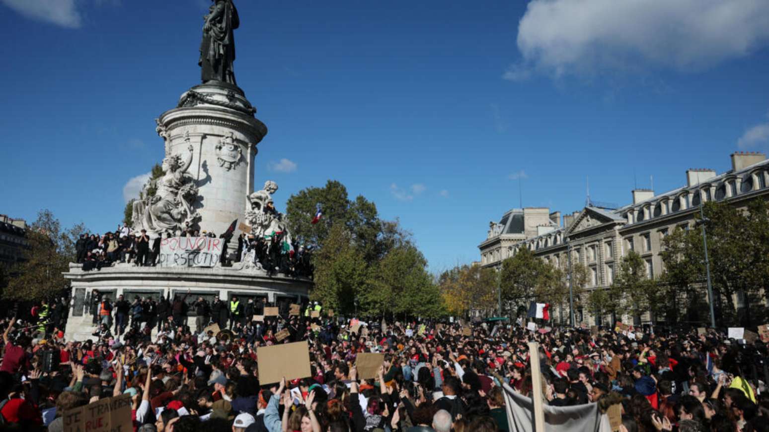 Manifestantes na Place de la R&eacute;publique, durante protestos contra o custo de vida e o aumento dos pre&ccedil;os dos combust&iacute;veis em Paris, na Fran&ccedil;a, em 17 de outubro de 2026.