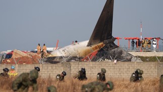 Militares fazem buscas nos destroços da aeronave — Foto: Chang W. Lee/The New York Times