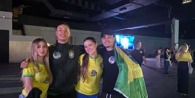 Jo&atilde;o Victor, enrolado com a bandeira do Brasil, foi ao evento em apoio a Fl&aacute;vio Bolsonaro acompanhado de amigos Foto: Adrielle Farias/Terra