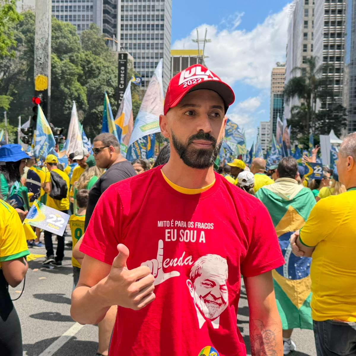 Eleitor de Flávio Bolsonaro aparece vestido de ‘petista’ em ato na Paulista para mostrar que esquerda 'não é hostilizada’ pela oposição