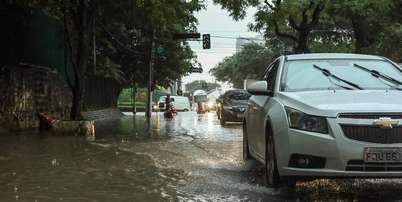 SAO PAULO - SP / CIDADES METROPOLE OE / CHUVA / ALAGAMENTO / Av. Pompeia altura do cruzamento com a R. Venancio Aires na zona oeste de Sao Paulo, alagada por causa de forte chuva que atinge a cidade - FOTO - DANIEL TEIXEIRA / ESTADAO Foto: DANIEL TEIXEIRA / ESTADAO / Estadão