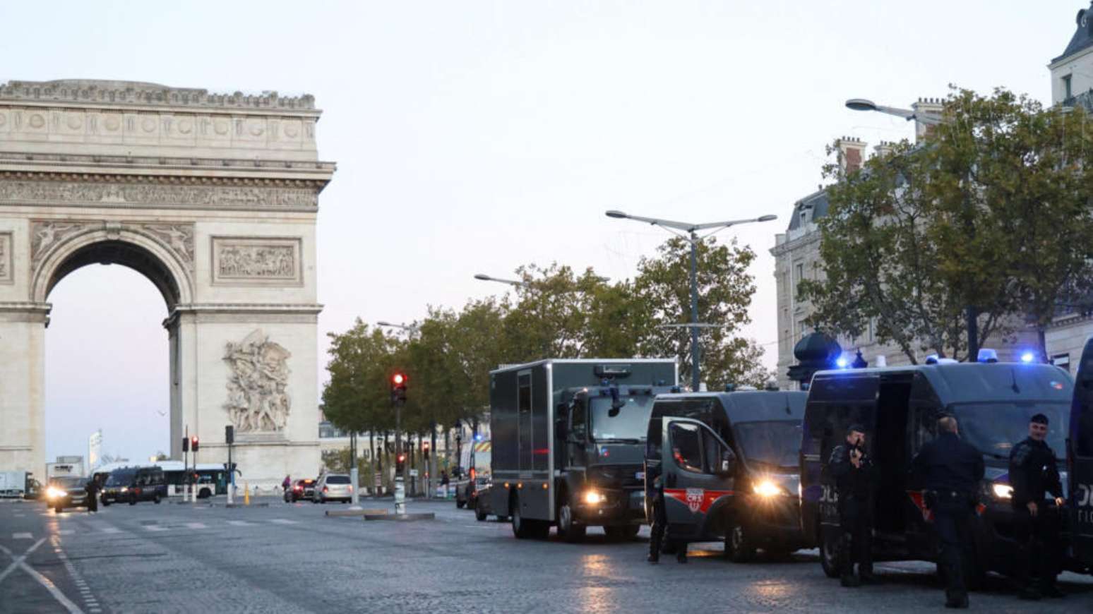 Carros da pol&iacute;cia perto do Arco do Triunfo, em Paris, na Fran&ccedil;a, &agrave;s v&eacute;speras do dia de protestos de 17 de outubro.