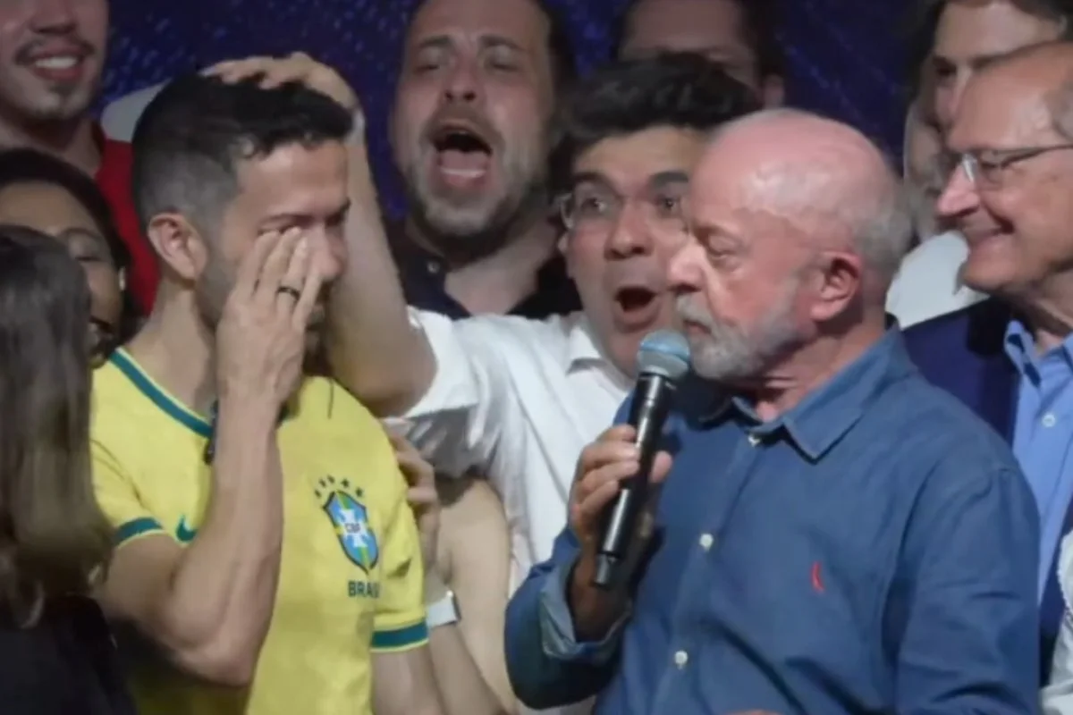 Foto colorida do deputado federal André Janones com o presidente Lula - Metrópoles