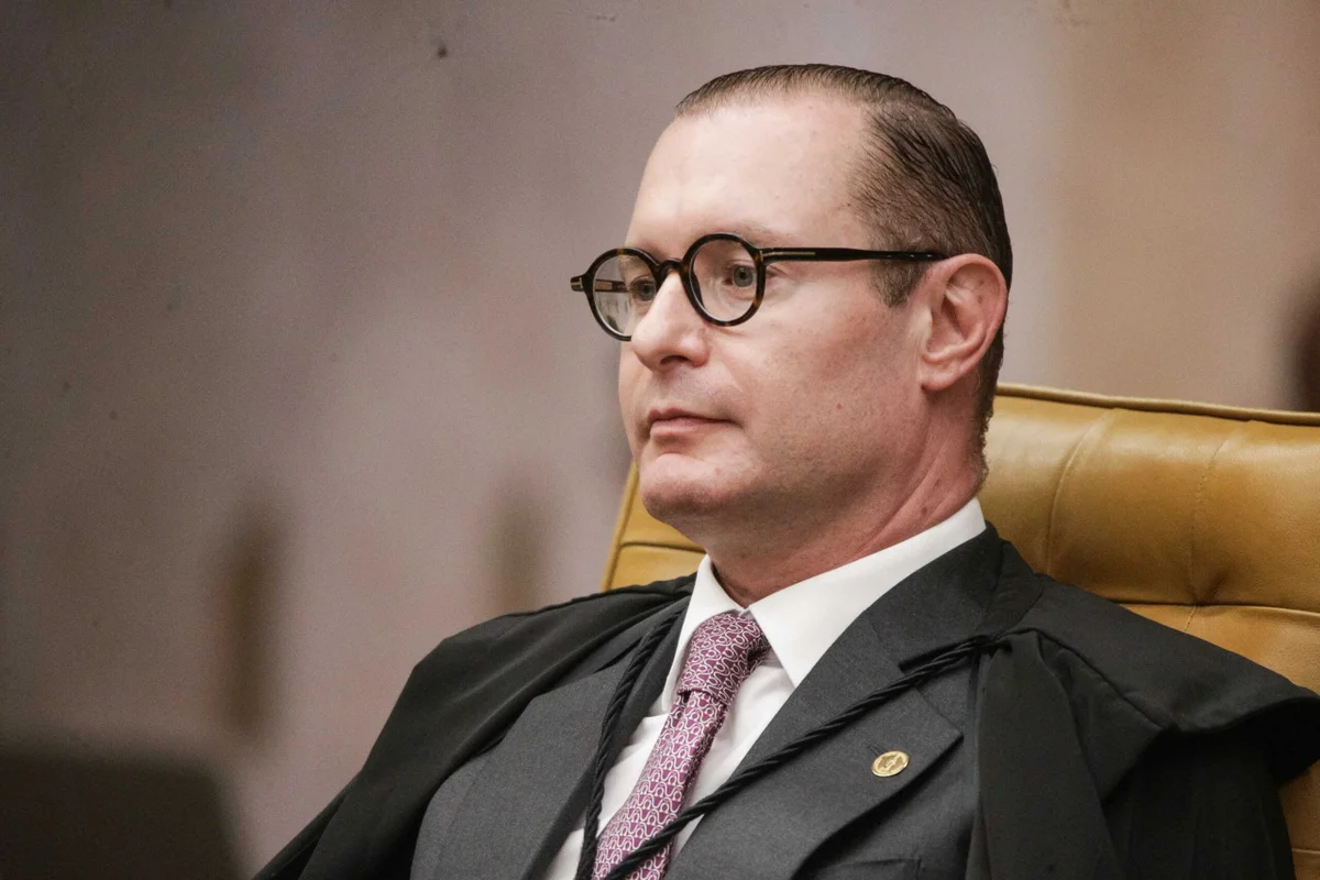 Imagem da matéria: Decisão sobre urnas coloca Zanin na lista de “impicháveis” do Senado