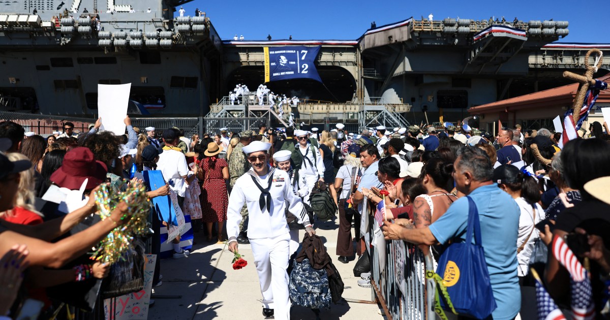 O porta-aviões USS Lincoln retorna aos EUA após longa implantação apoiando a guerra contra o Irã