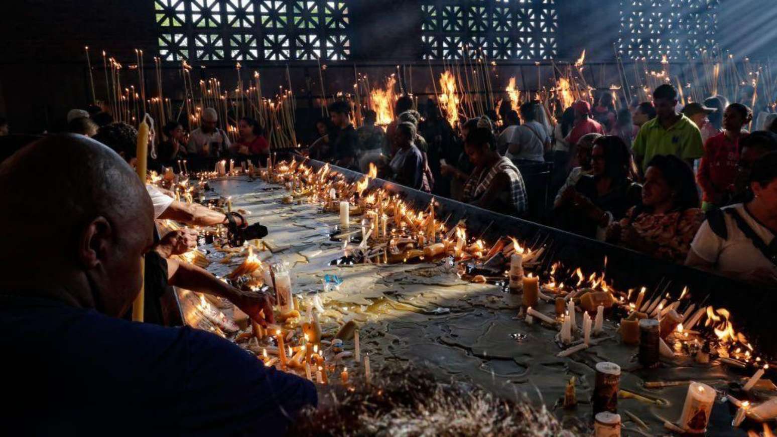 Desde que 12 de outubro foi consagrado a Nossa Senhora, houve muitos questionamentos acerca da lei, por conta de o Estado ser laico e da separa&ccedil;&atilde;o entre Igreja e Estado