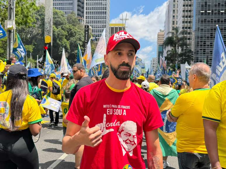 Eleitor de Flávio Bolsonaro aparece vestido de ‘petista’ em ato na Paulista para mostrar que esquerda 'não é hostilizada’ pela oposição