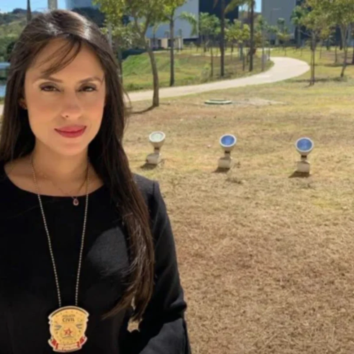 Delegada esposa de réu por morte de gari volta ao trabalho após 420 dias