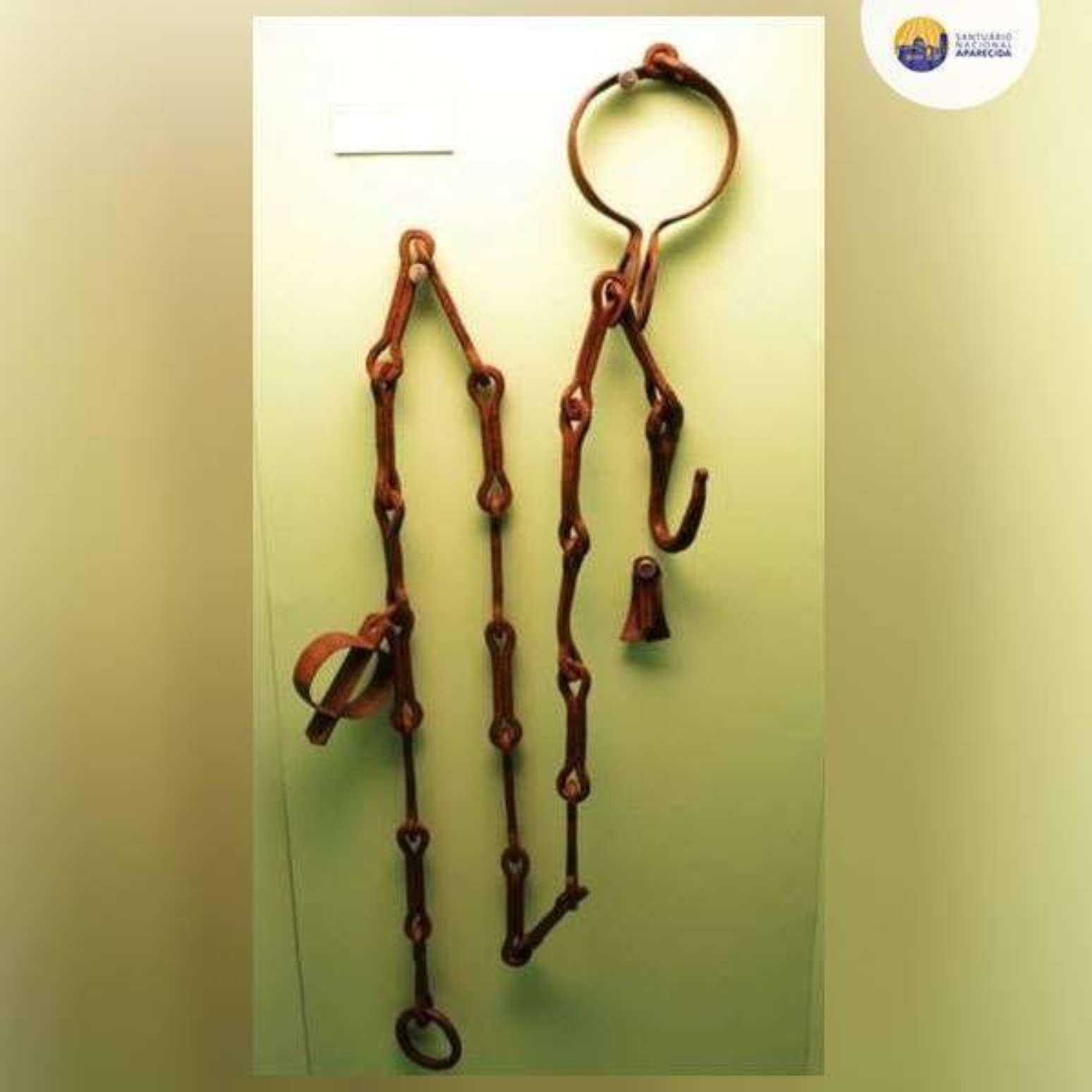 A corrente do escravo Zacarias est&aacute; exposta no Museu de Nossa Senhora Aparecida, no santu&aacute;rio dedicado &agrave; padroeira no interior de S&atilde;o Paulo
