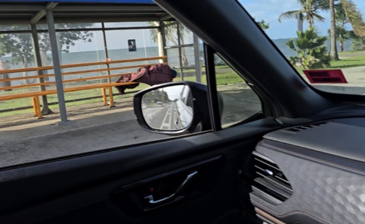A polícia diz para procurar ajuda se pessoas sem-teto em paradas de ônibus constituírem uma ameaça