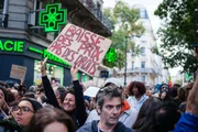 "Redução de preços, não de direitos", diz o cartaz em um protesto na França
