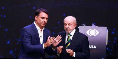 Debate entre Fl&aacute;vio Bolsonaro (PL) e Lula (PT) teve clima quente na Band Foto: ALOISIO MAURICIO/FOTOARENA/ESTAD&Atilde;O CONTE&Uacute;DO / Estad&atilde;o