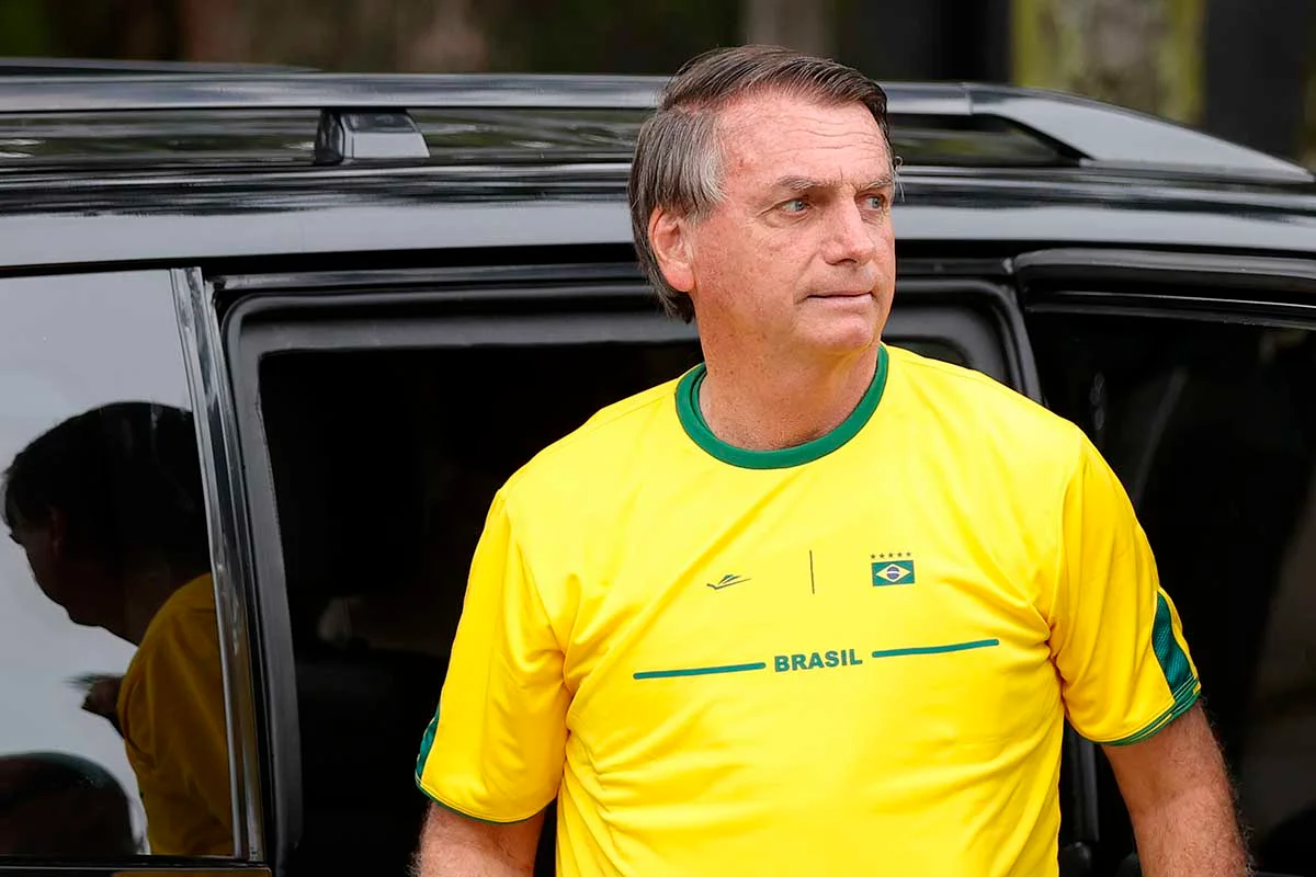 Presidente do Brasil e candidato presidencial Jair Bolsonaro chega para votar durante o dia da eleição presidencial em 02 de outubro de 2022 no Rio de Janeiro, Brasil. Após campanha polarizada entre Lula e Bolsonaro, a maior nação latino-americana vota para presidente em meio à crise econômica