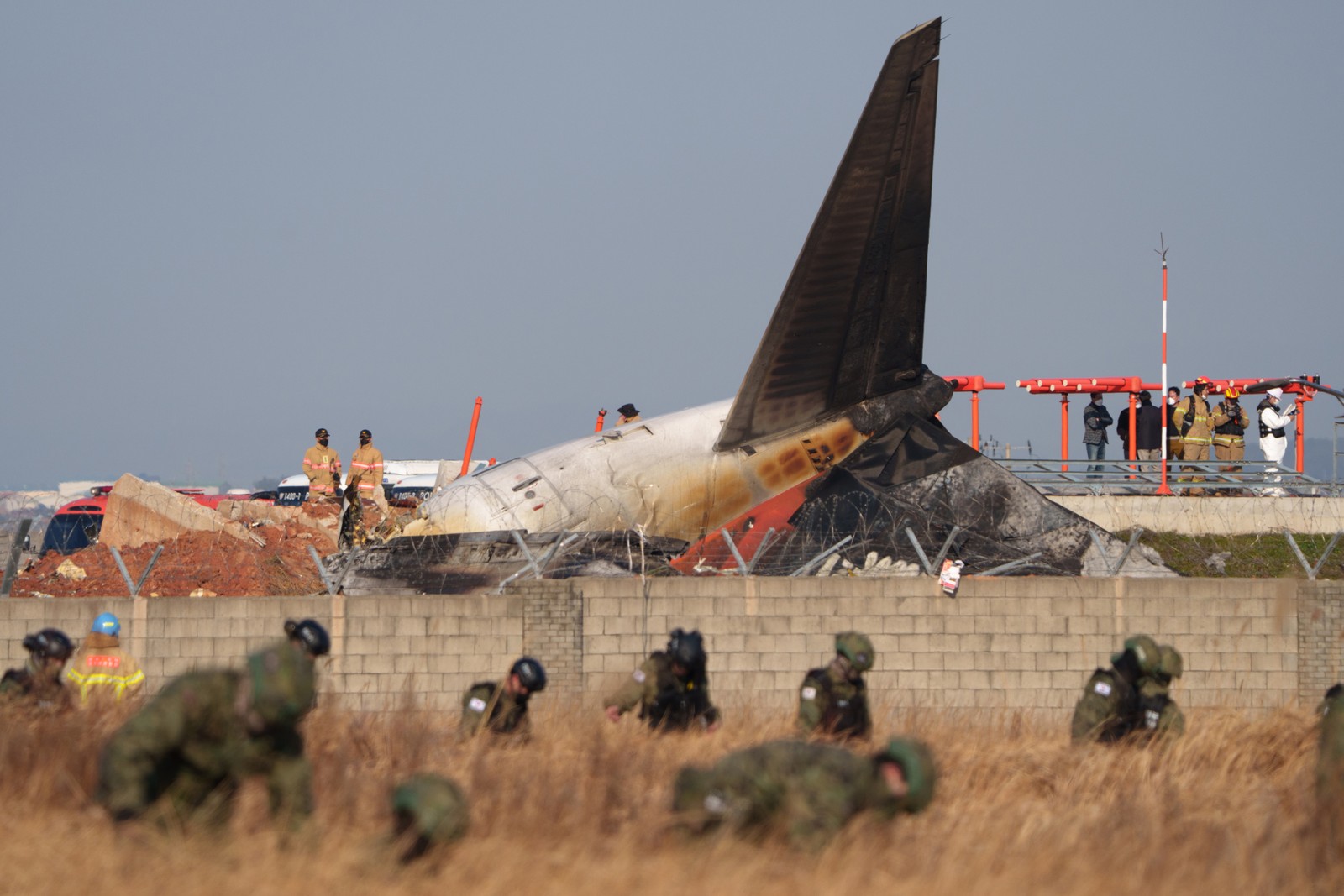 Militares fazem buscas nos destroços da aeronave — Foto: Chang W. Lee/The New York Times