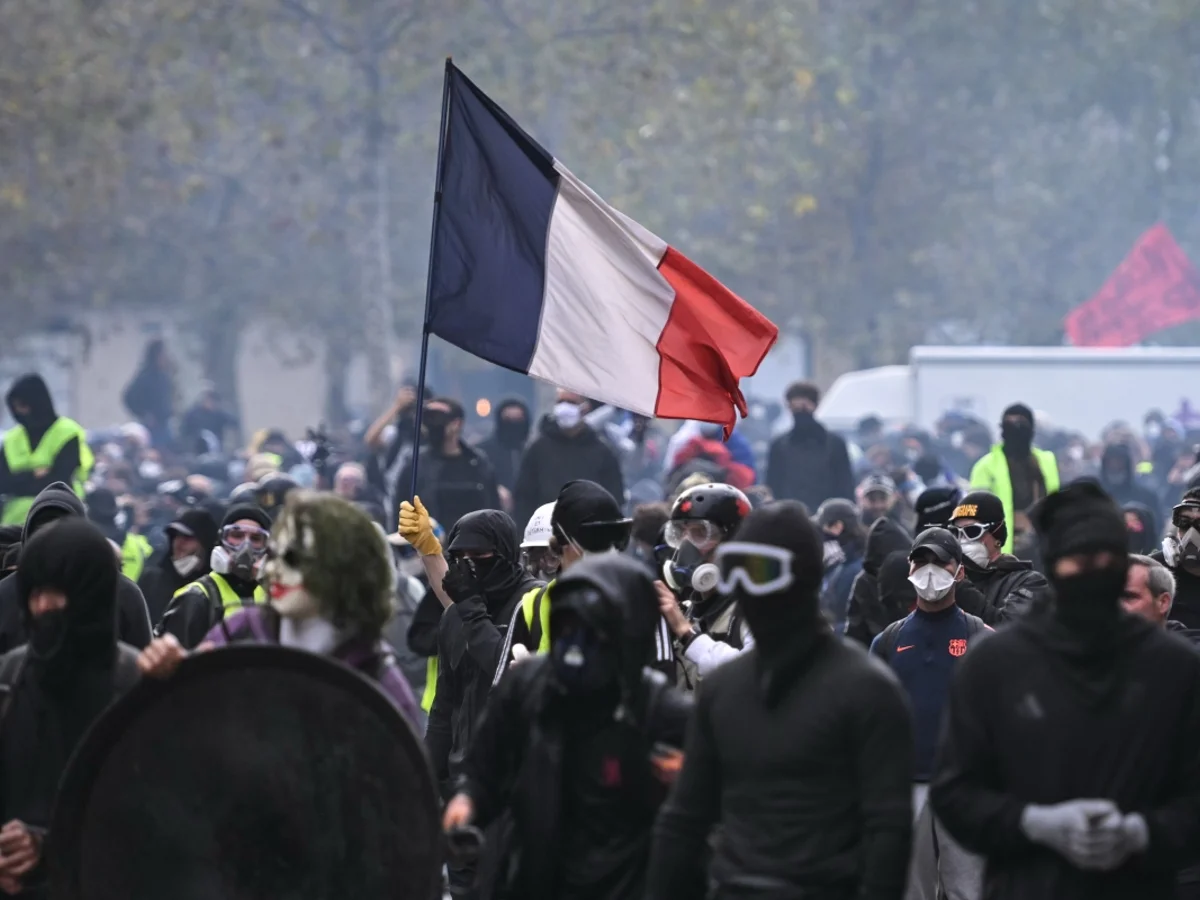 França impõe toque de recolher após protestos violentos em todo o país