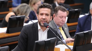 Janones diz que respeitará decisões judiciais após suspensão do canal ‘Exército do Lula’