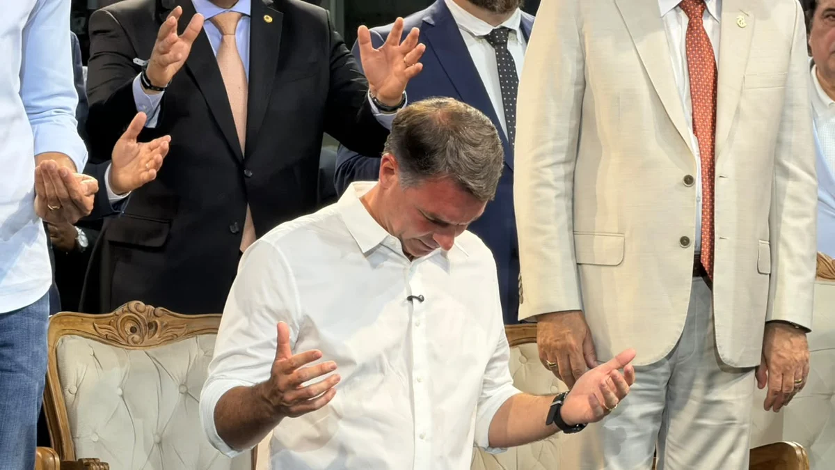 Flávio vai a culto com Douglas Ruas e fala em “guerra espiritual” no Brasil