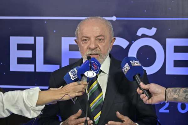 Lula consulta campanha sobre sigilo de Flávio e avalia outro desafio