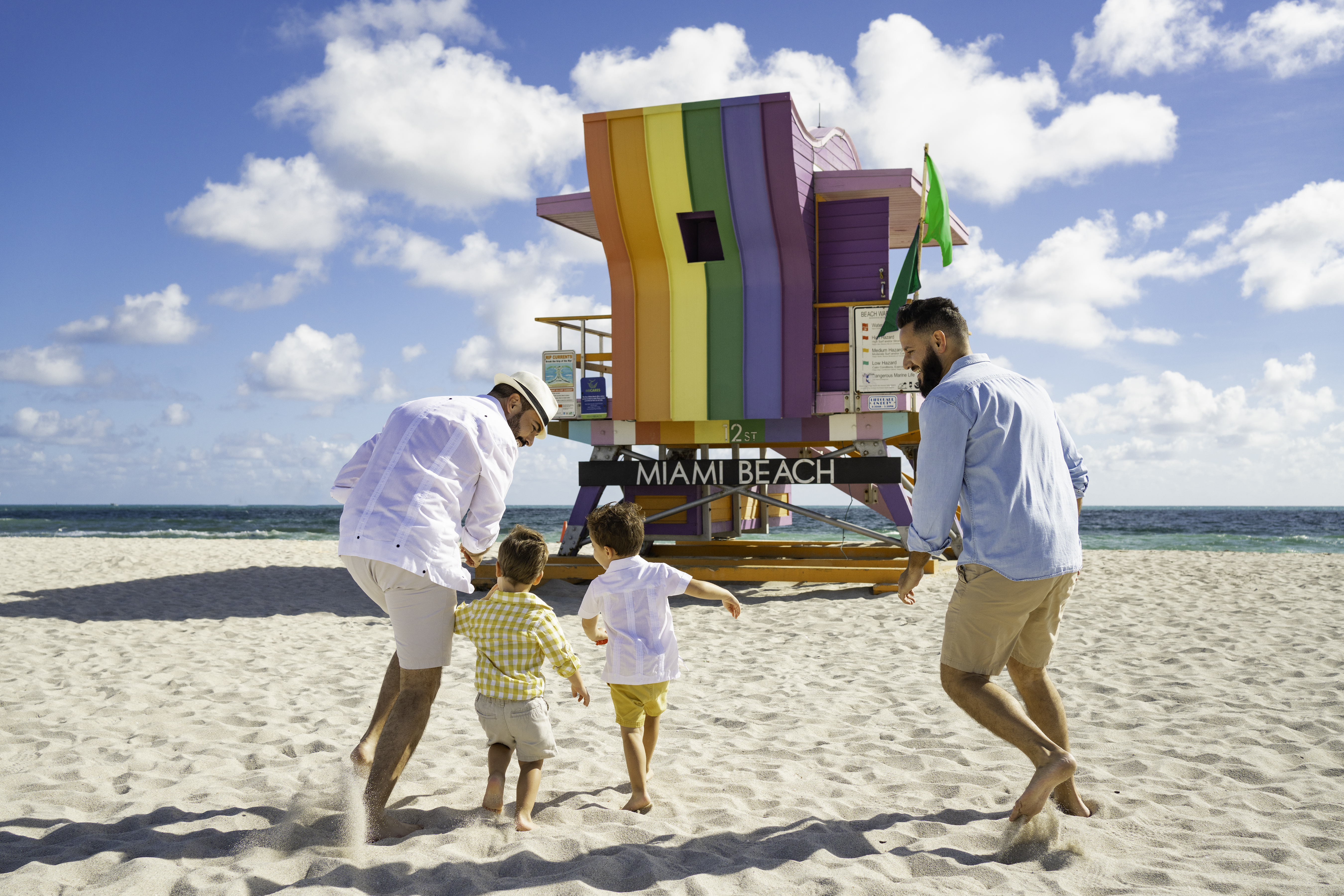 Turismo LGBT+ pode movimentar US$ 521 bilhões até 2031; acolhimento influencia escolha dos destinos