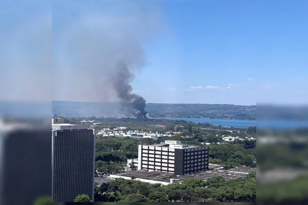 Fumaça densa de incêndio perto do Ibama chama atenção na Asa Norte - destaque galeria