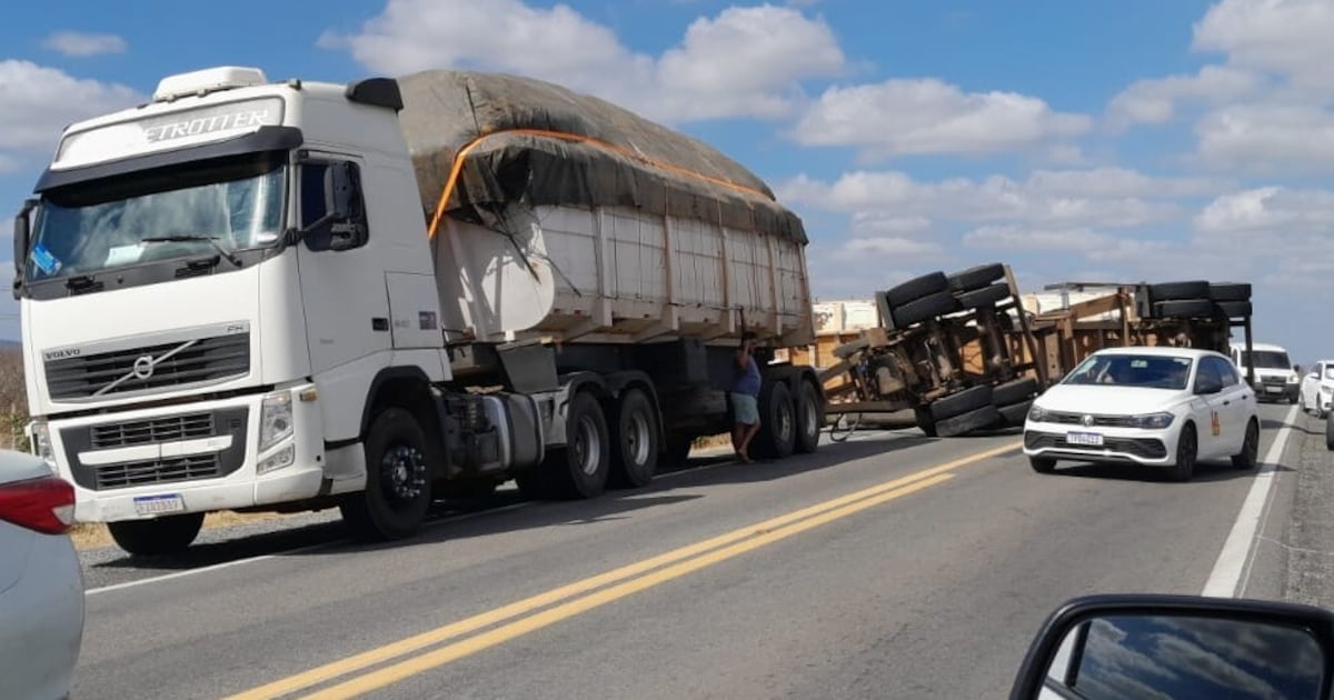 Trecho da BR-230 fica bloqueada após tombamento de carga de algodão de carreta, na Paraíba