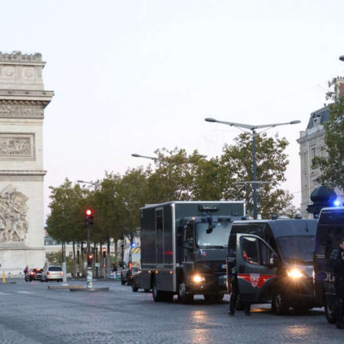 Manifestações contra aumento do custo de vida começam com detenções e reforço policial em toda a França