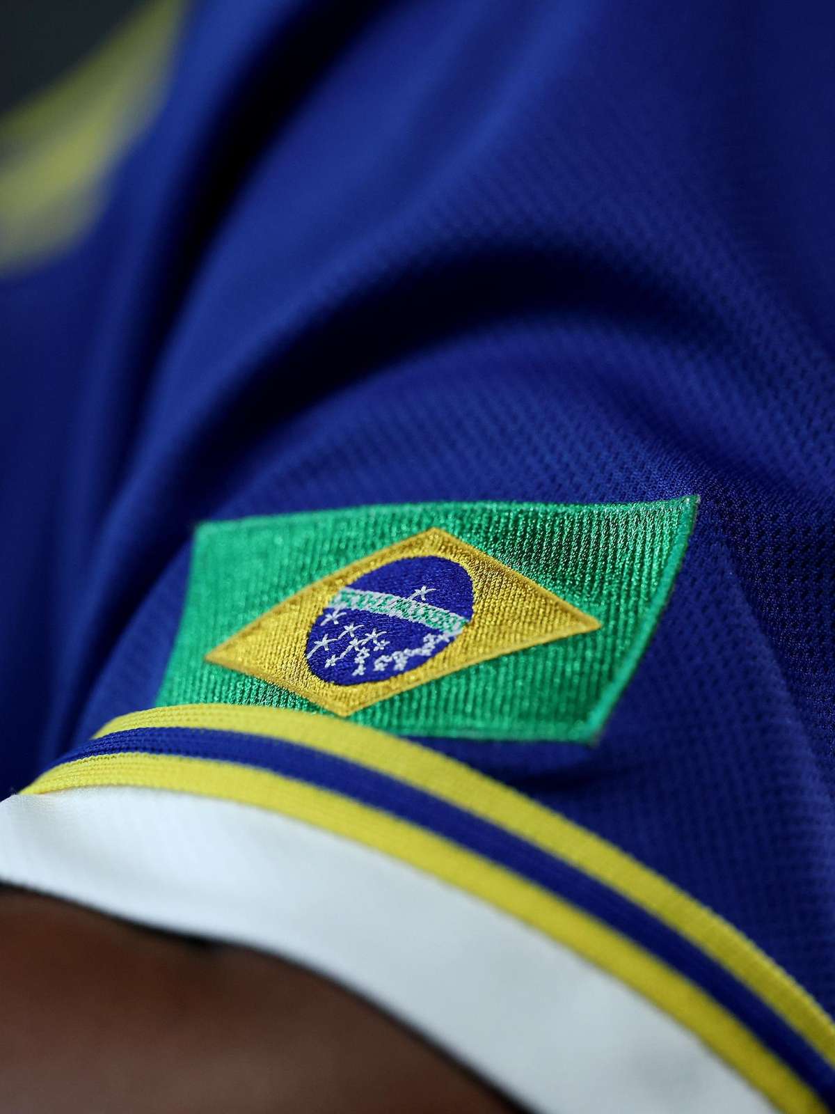 Mercado em MG é denunciado por obrigar funcionários a trocar roupa vermelha por camisa da Seleção na véspera da eleição