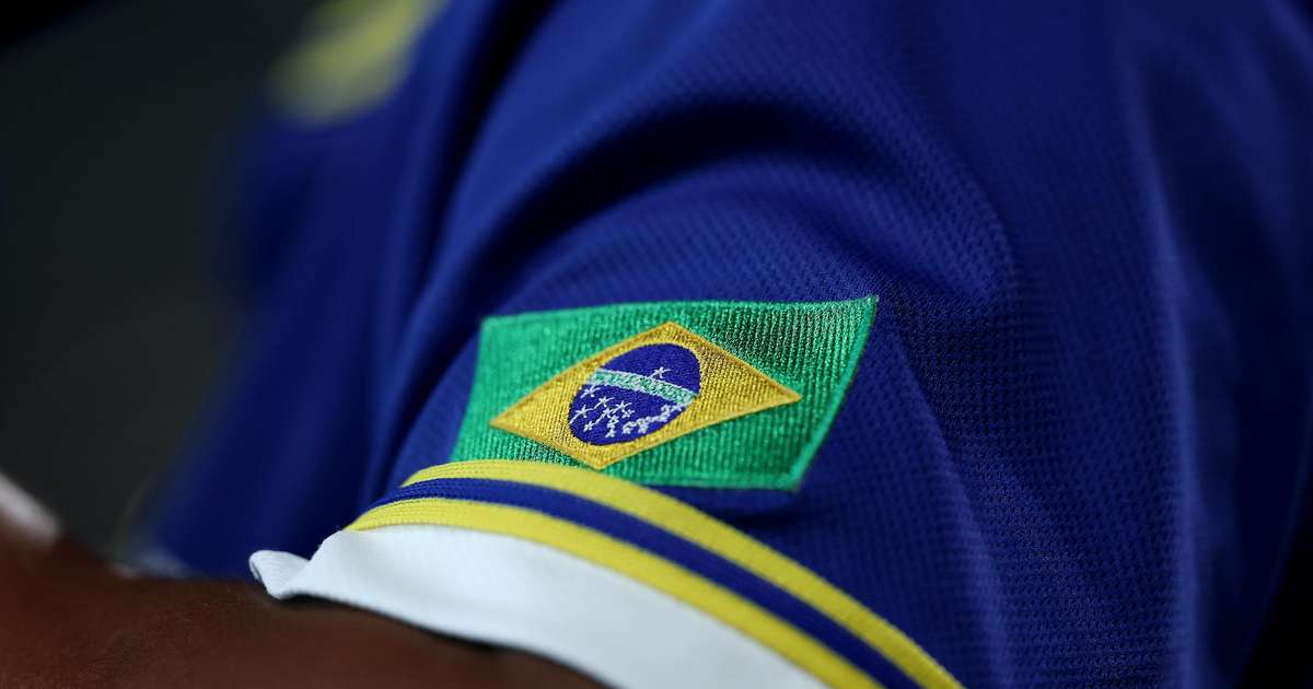 Mercado em MG é denunciado por obrigar funcionários a trocar roupa vermelha por camisa da Seleção na véspera da eleição