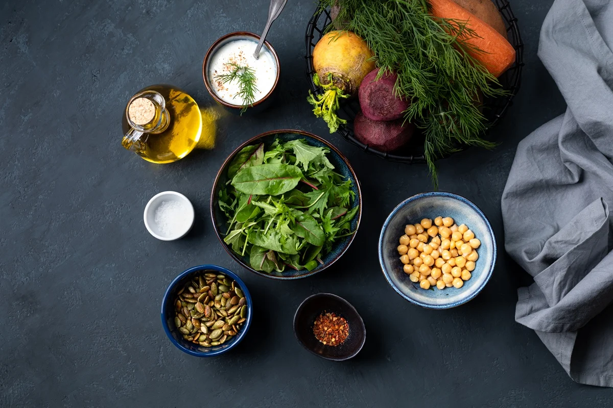 Legumes de raiz e ingredientes para preparar uma salada com vegetais assados ​​no forno. Alimentação saudável. Vista de cima. Metrópoles