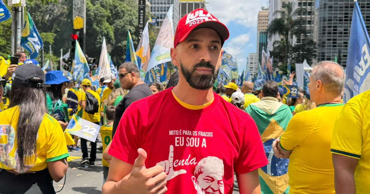 Eleitor de Flávio Bolsonaro aparece vestido de ‘petista’ em ato na Paulista para mostrar que esquerda 'não é hostilizada’ pela oposição