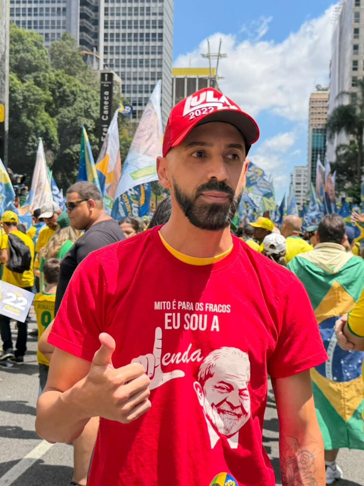 Eleitor de Flávio Bolsonaro aparece vestido de ‘petista’ em ato na Paulista para mostrar que esquerda 'não é hostilizada’ pela oposição