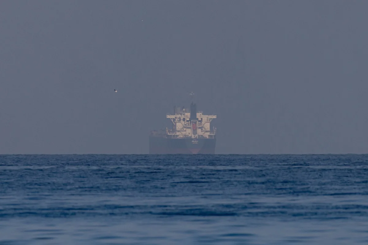 Imagem colorida de Navio no Estreito de Ormuz