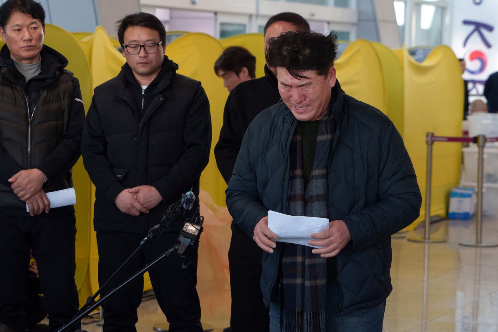 Park Han-shin, representante dos familiares das vítimas, no Aeroporto Internacional de Muan, pediu às autoridades para enviarem mais trabalhadores para recolher e identificar os corpos — Foto: Chang W. Lee/The New York Times