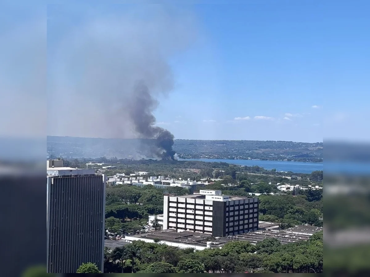 Fumaça densa de incêndio perto do Ibama chama atenção na Asa Norte