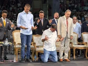 Flávio vai a culto com Douglas Ruas e fala em “guerra espiritual” no Brasil