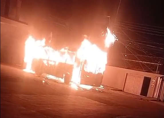 Grupo invade ônibus, expulsa motorista e incendeia veículo em Sete Lagoas, na Grande BH