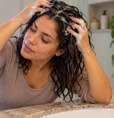 Cada produto capilar possui uma função e um tempo de aplicação. Foto: Imagem gerada por inteligência artificial / Catraca Livre