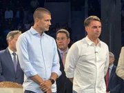 Flávio vai a culto com Douglas Ruas e fala em “guerra espiritual” no Brasil
