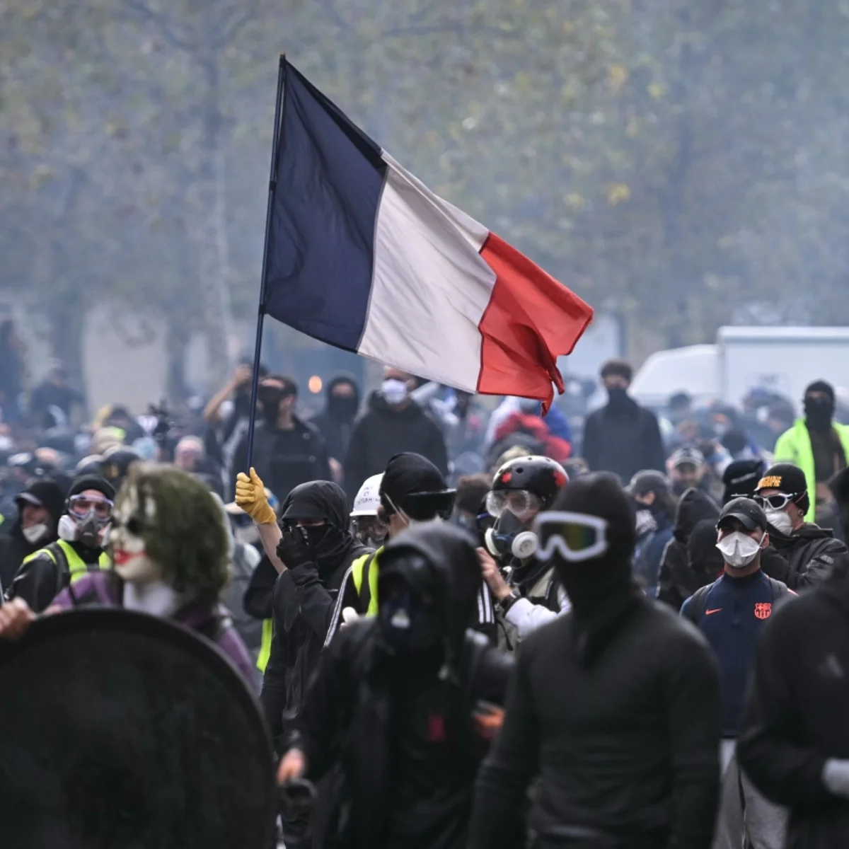 França impõe toque de recolher após protestos violentos em todo o país