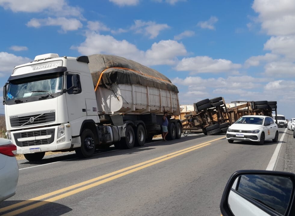 Trecho da BR-230 fica bloqueada após tombamento de carga de algodão de carreta, na Paraíba