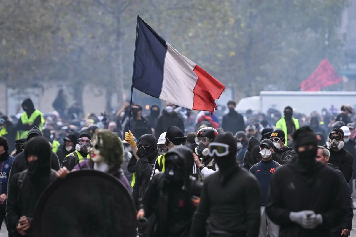 França impõe toque de recolher após protestos violentos em todo o país