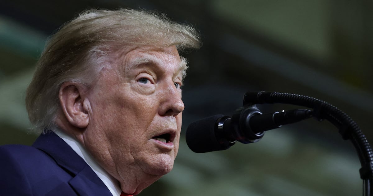 Trump anuncia acordo com Putin para fornecimento de diesel russo e prevê queda de preços
